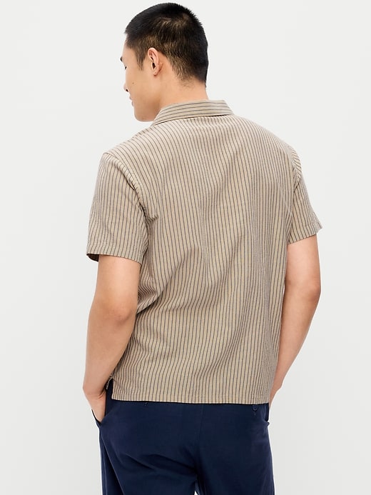 L'image numéro 2 présente Chemise de vacances rayée à manches courtes