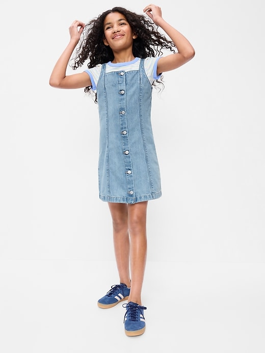L'image numéro 1 présente Robe ajustée et évasée en denim à manches longues et devant boutonné pour fille
