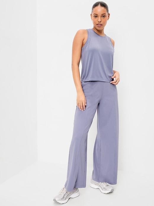 L'image numéro 3 présente Camisole ample Fluidité sans coutures