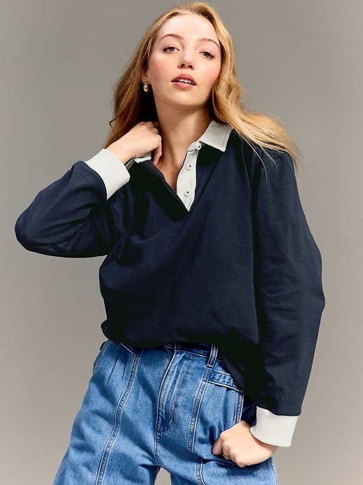 L'image numéro 1 présente Haut de rugby surdimensionné Old Navy x Christopher John Rogers