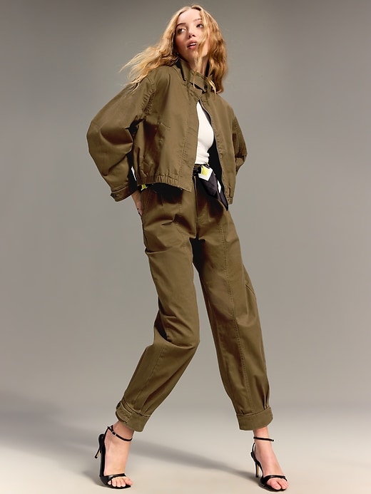 L'image numéro 1 présente Pantalon baril à taille haute Old Navy x Christopher John Rogers