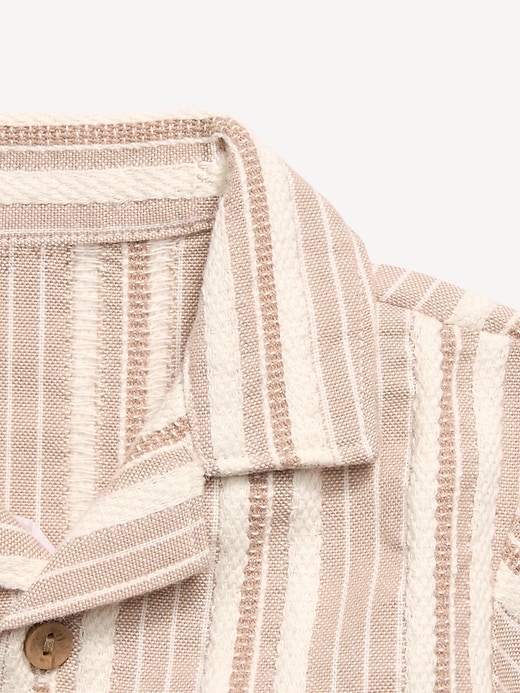 L'image numéro 4 présente Ensemble chemise à rayures à manches courtes et short pour bébé