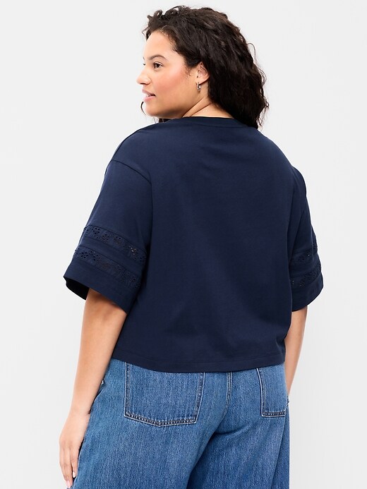 L'image numéro 9 présente T-shirt court ras du cou rétro à bordure en dentelle pour femme