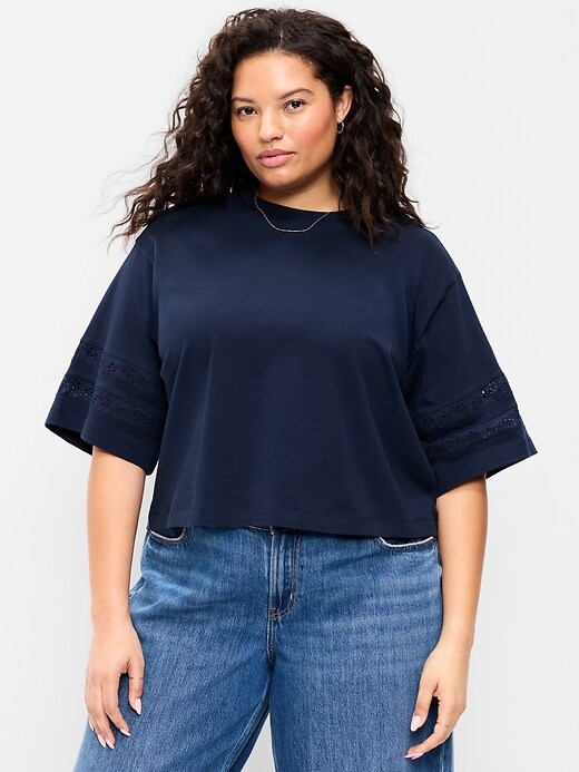 L'image numéro 8 présente T-shirt court ras du cou rétro à bordure en dentelle pour femme