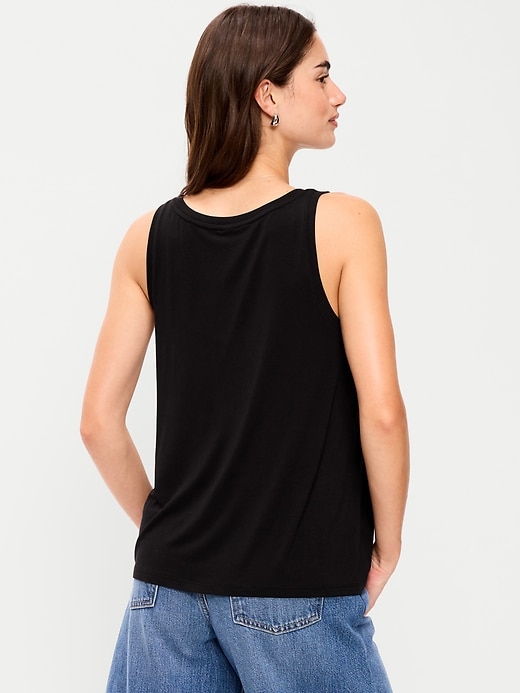 L'image numéro 2 présente Camisole luxueuse à encolure dégagée