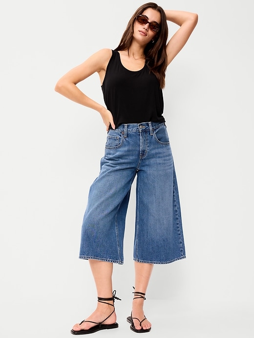 L'image numéro 3 présente Camisole luxueuse à encolure dégagée