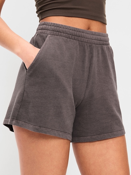 L'image numéro 4 présente Short en coton ouaté à taille très haute, entrejambe de 12,5 cm