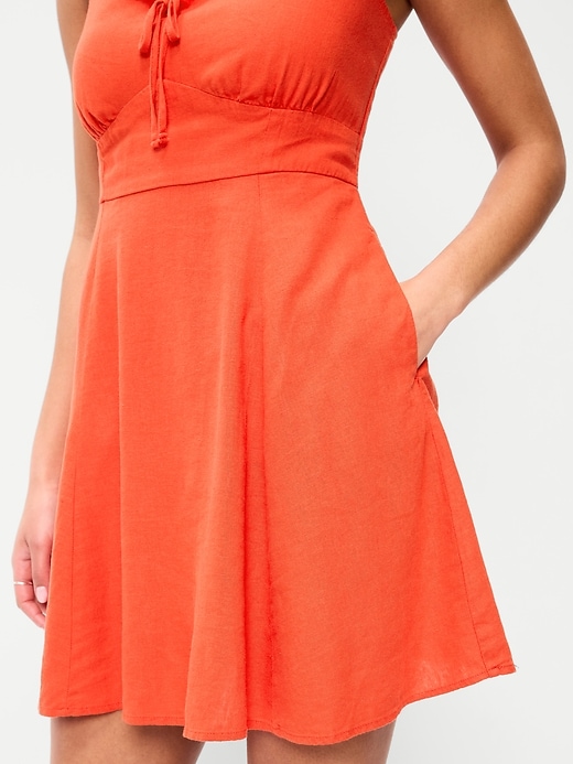 L'image numéro 6 présente Robe courte ajustée et évasée en lin