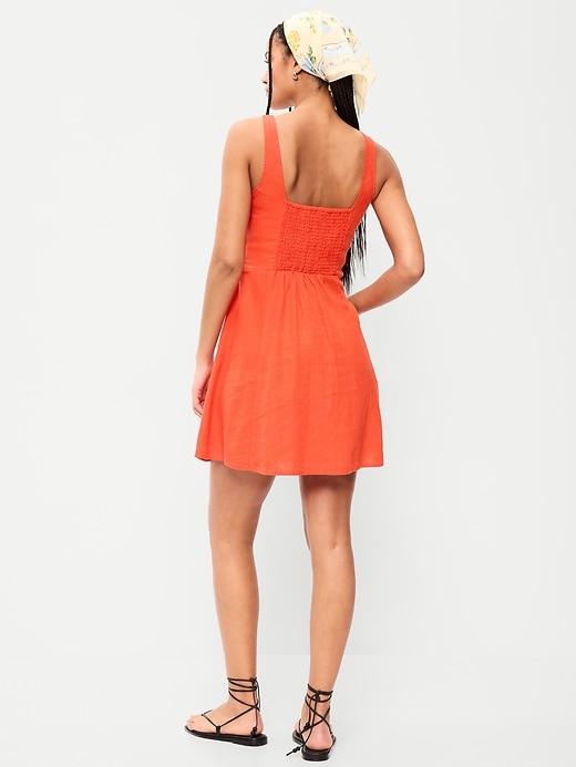 L'image numéro 2 présente Robe courte ajustée et évasée en lin