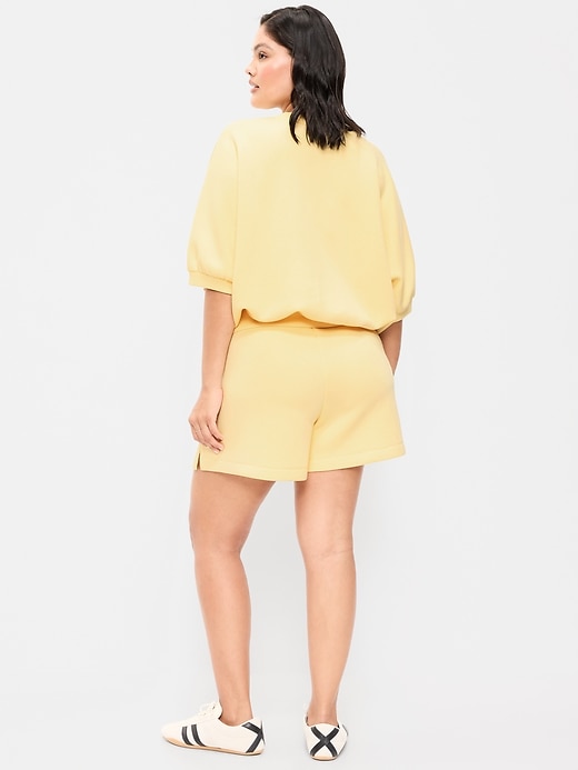 L'image numéro 6 présente Short à taille haute en molleton raffiné, entrejambe de 12,5 cm