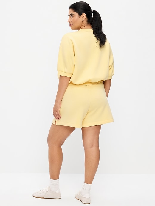 L'image numéro 4 présente Short à taille haute en molleton raffiné, entrejambe de 12,5 cm