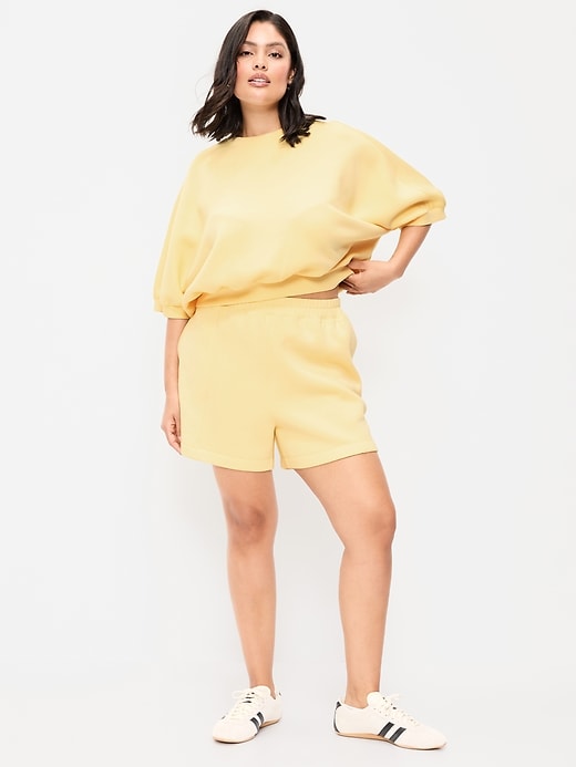 L'image numéro 5 présente Short à taille haute en molleton raffiné, entrejambe de 12,5 cm