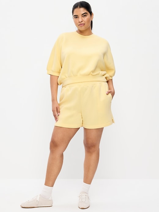 L'image numéro 3 présente Short à taille haute en molleton raffiné, entrejambe de 12,5 cm