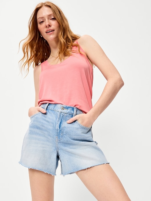 L'image numéro 3 présente Camisole luxueuse à encolure dégagée