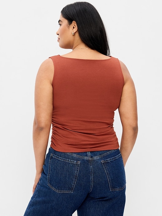 L'image numéro 6 présente Camisole asymétrique cintrée sur les côtés