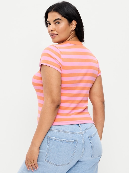 L'image numéro 6 présente T-shirt moulant côtelé ras du cou