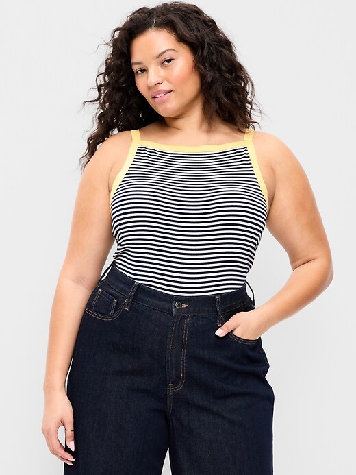 L'image numéro 7 présente Camisole tablier ajustée