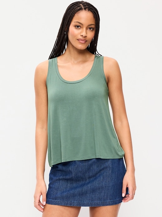 L'image numéro 1 présente Camisole luxueuse à encolure dégagée