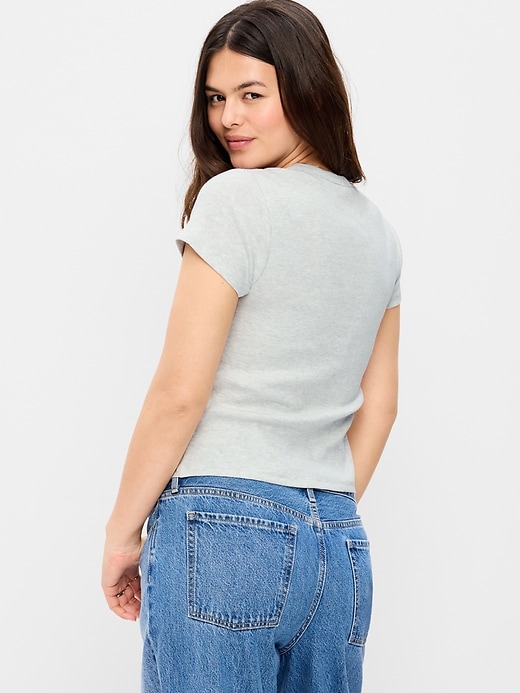 L'image numéro 6 présente T-shirt moulant à imprimé