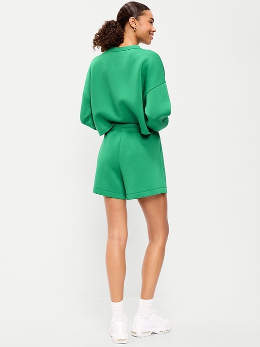 L'image numéro 2 présente Short à taille haute en molleton raffiné, entrejambe de 12,5 cm