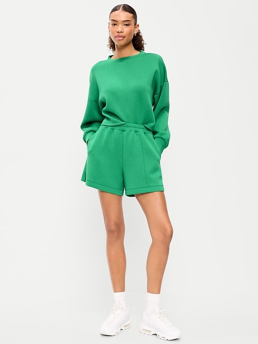 L'image numéro 1 présente Short à taille haute en molleton raffiné, entrejambe de 12,5 cm