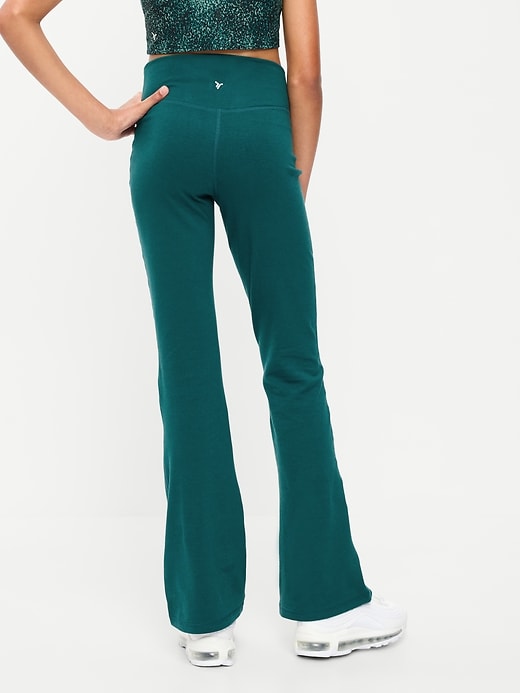 L'image numéro 2 présente Legging PowerChill jambe évasée à taille haute croisée pour fille