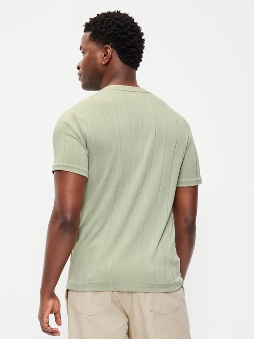 L'image numéro 2 présente T-shirt en tricot décontracté
