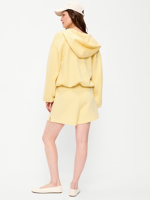 L'image numéro 2 présente Short à taille haute en molleton raffiné, entrejambe de 12,5 cm