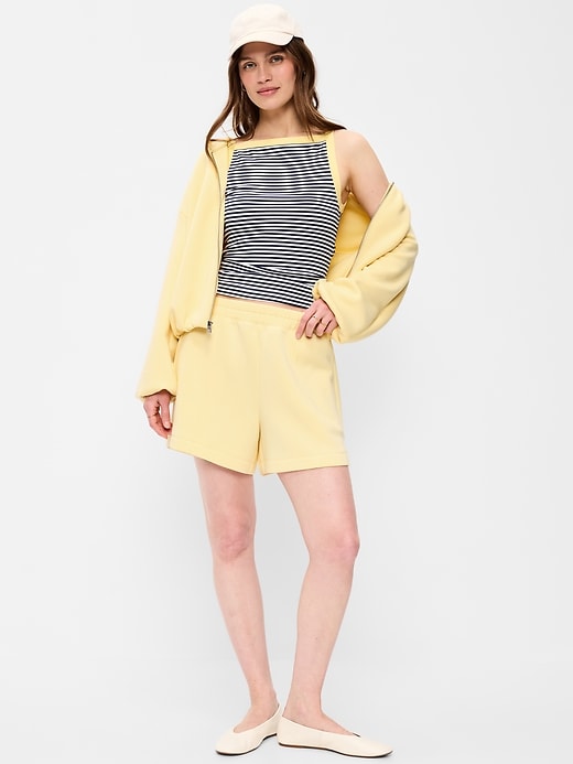 L'image numéro 1 présente Short à taille haute en molleton raffiné, entrejambe de 12,5 cm