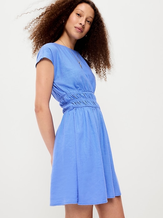 L'image numéro 1 présente Robe courte ajustée et évasée à corsage smocké