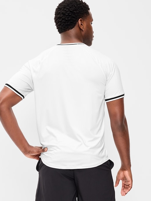 L'image numéro 2 présente T-shirt Tech moderne à bords contrastants