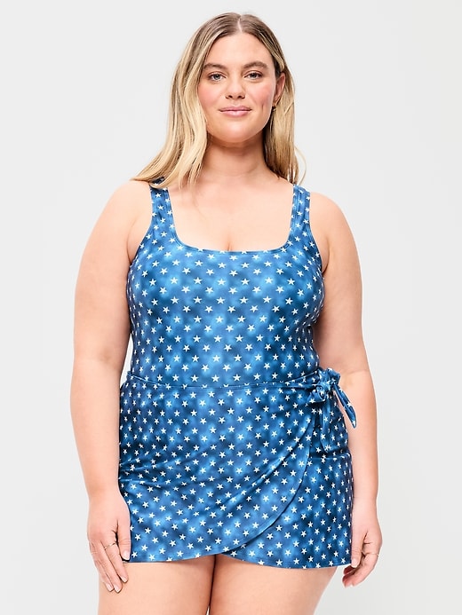L'image numéro 7 présente Robe de bain mate nouée sur le côté