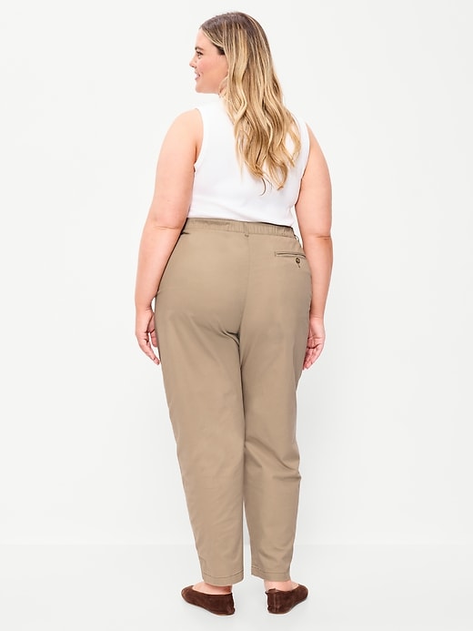 L'image numéro 9 présente Pantalon chino authentique à taille haute