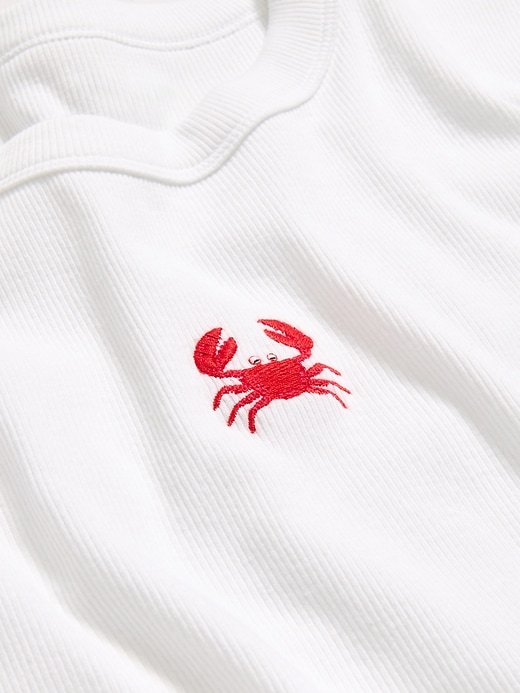 L'image numéro 2 présente T-shirt moulant à imprimé