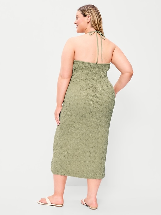 L'image numéro 8 présente Robe mi-longue texturée à encolure bain de soleil perlée