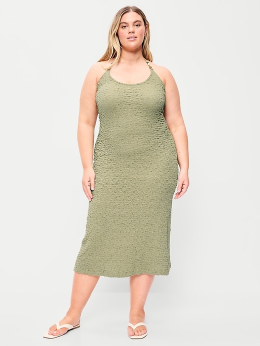 L'image numéro 7 présente Robe mi-longue texturée à encolure bain de soleil perlée