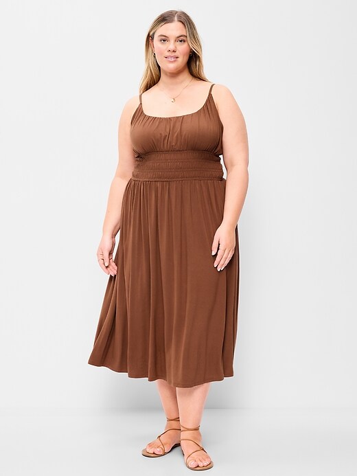 L'image numéro 8 présente Robe mi-longue ajustée et évasée en jersey à taille smockée