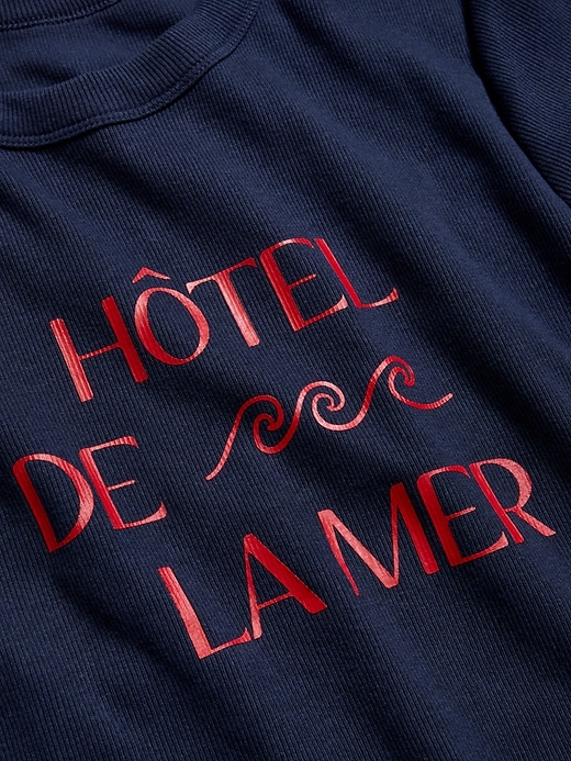 L'image numéro 2 présente T-shirt moulant à imprimé