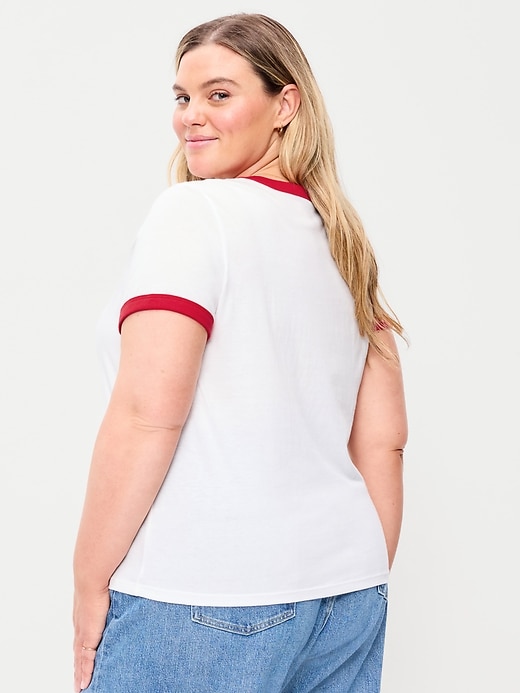 L'image numéro 7 présente T-shirt passe-partout à bords contrastants et à imprimé