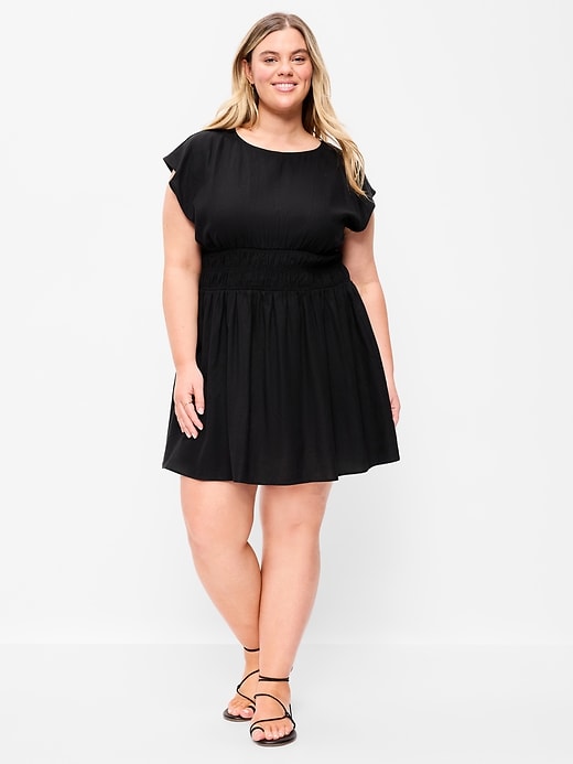 L'image numéro 9 présente Robe courte ajustée et évasée à corsage smocké