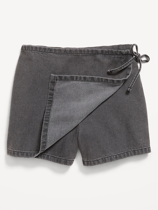 L'image numéro 2 présente Jupe-short portefeuille en denim pour fille
