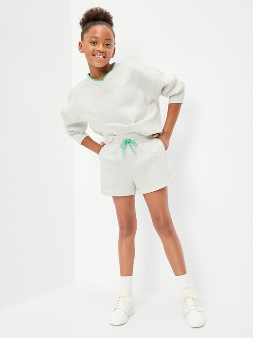 L'image numéro 3 présente Short en molleton raffiné à taille haute pour fille