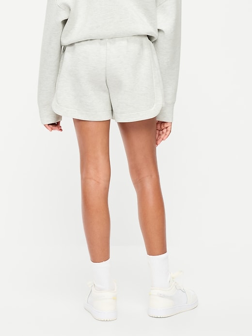 L'image numéro 2 présente Short en molleton raffiné à taille haute pour fille