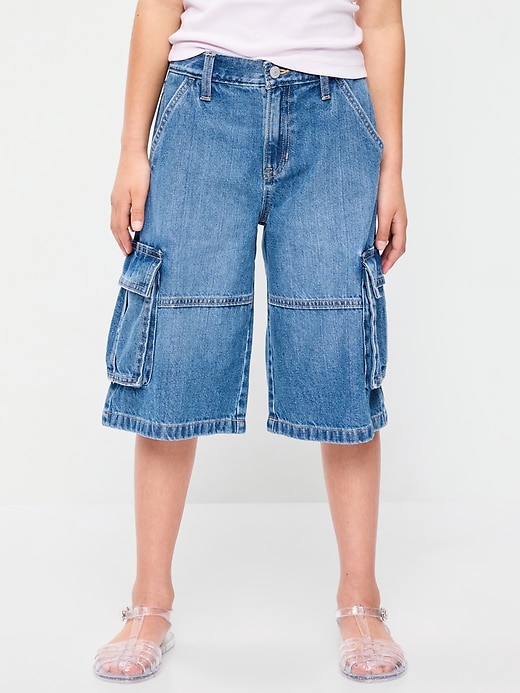 L'image numéro 1 présente Short cargo en denim coupe très généreuse à taille mi-basse pour fille