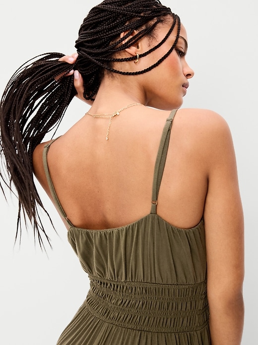 L'image numéro 5 présente Robe mi-longue ajustée et évasée en jersey à taille smockée
