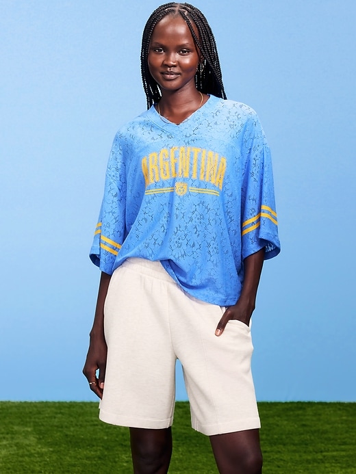 L'image numéro 1 présente T-shirt droit à encolure en V à dentelle Coupe du monde de la FIFA 26™, Argentine pour femme