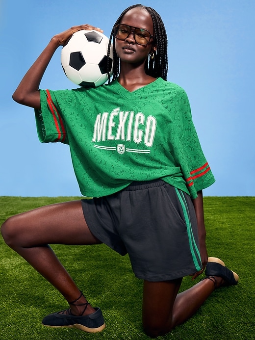 L'image numéro 1 présente T-shirt droit à encolure en V à dentelle Coupe du monde de la FIFA 26™, Mexique pour femme