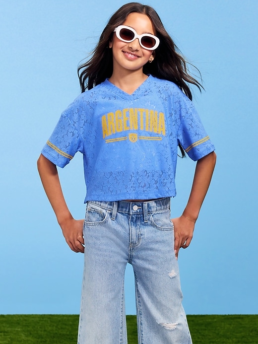 L'image numéro 1 présente T-shirt droit à encolure en V à dentelle Coupe du monde de la FIFA 26™, Argentine pour fille