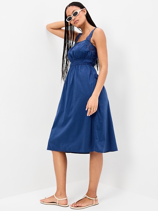 L'image numéro 3 présente Robe mi-longue ajustée et évasée à taille smockée