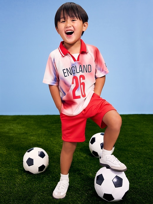 L'image numéro 1 présente T-shirt à col en jersey Coupe du monde de la FIFA 26™, Angleterre unisexe pour tout-petit